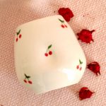tasse taille moyenne forme arrondie cerises peintes à main levée